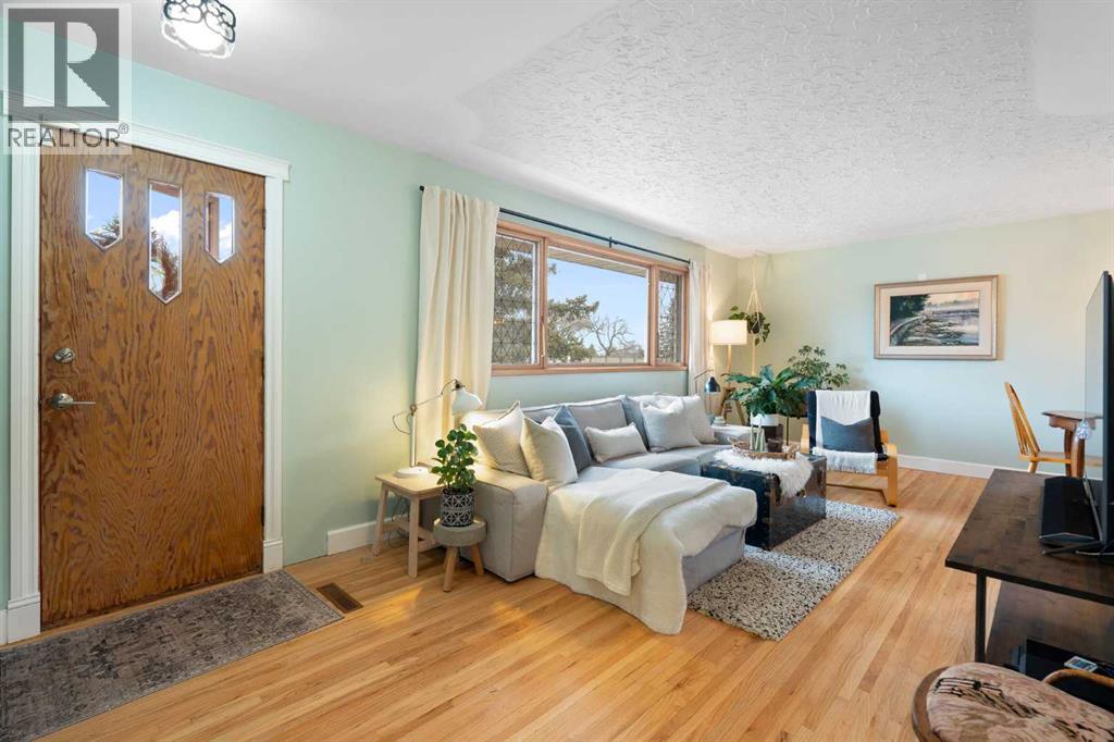 4823 Waverley Drive SW, Calgary, Alberta  T3C 2P5 - Photo 2 - A2296581