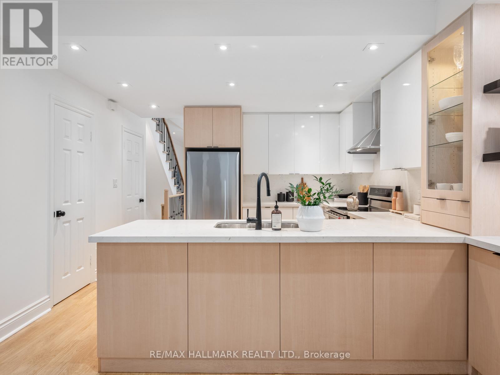 26 Eastmount Avenue, Toronto, Ontario  M4K 1V1 - Photo 16 - E13035970