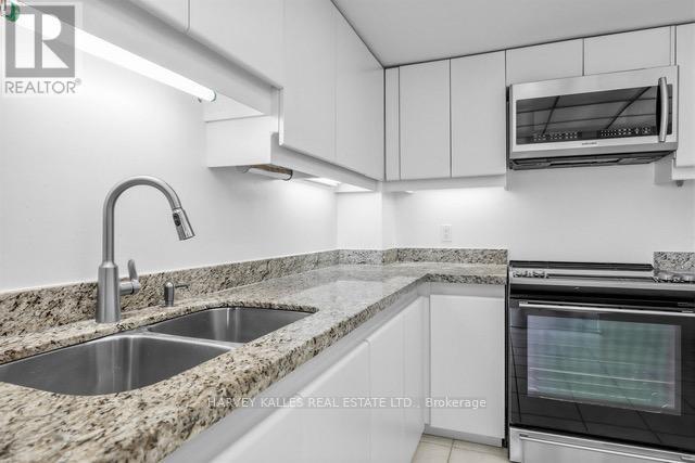 2214 - 55 Harbour Street, Toronto, Ontario  M5J 2L1 - Photo 18 - C13035800