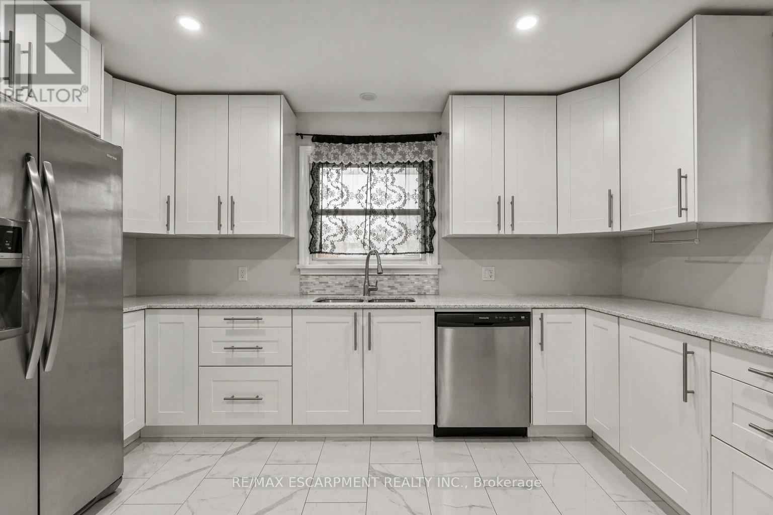 557 Lake Street, St. Catharines, Ontario  L2N 4J1 - Photo 5 - X12617058