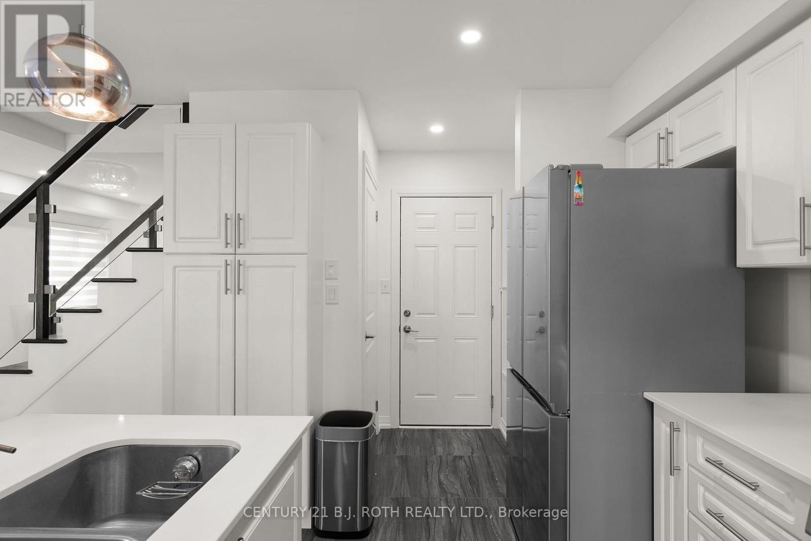 33 Brown Bear Street, Barrie, Ontario  L9J 0H7 - Photo 10 - S13035648