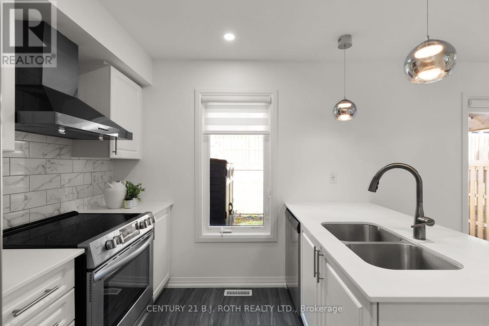 33 Brown Bear Street, Barrie, Ontario  L9J 0H7 - Photo 12 - S13035648