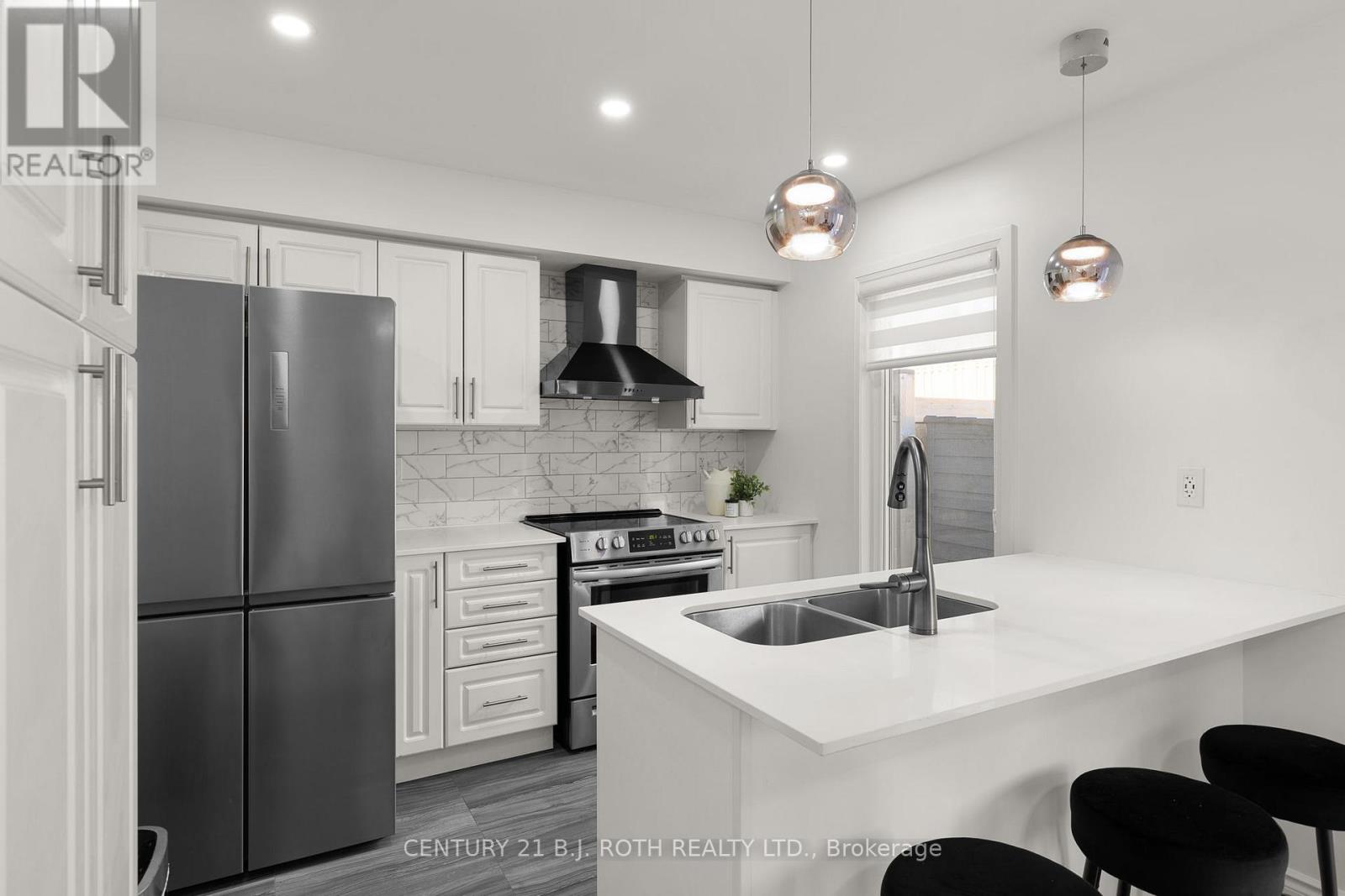 33 Brown Bear Street, Barrie, Ontario  L9J 0H7 - Photo 8 - S13035648