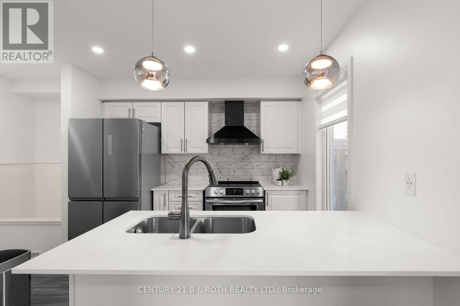 33 Brown Bear Street, Barrie, Ontario  L9J 0H7 - Photo 9 - S13035648