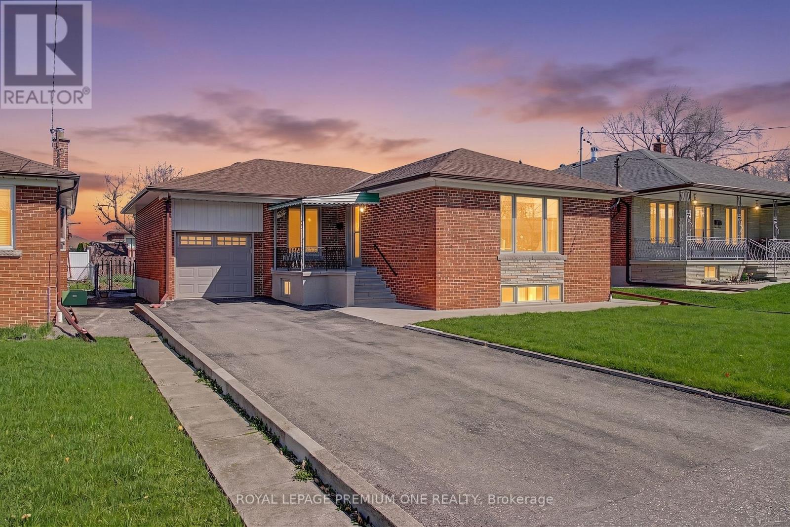 <div class="slider-price">$980,000</div><p>76 Tavistock Road, Toronto, Ontario</p>