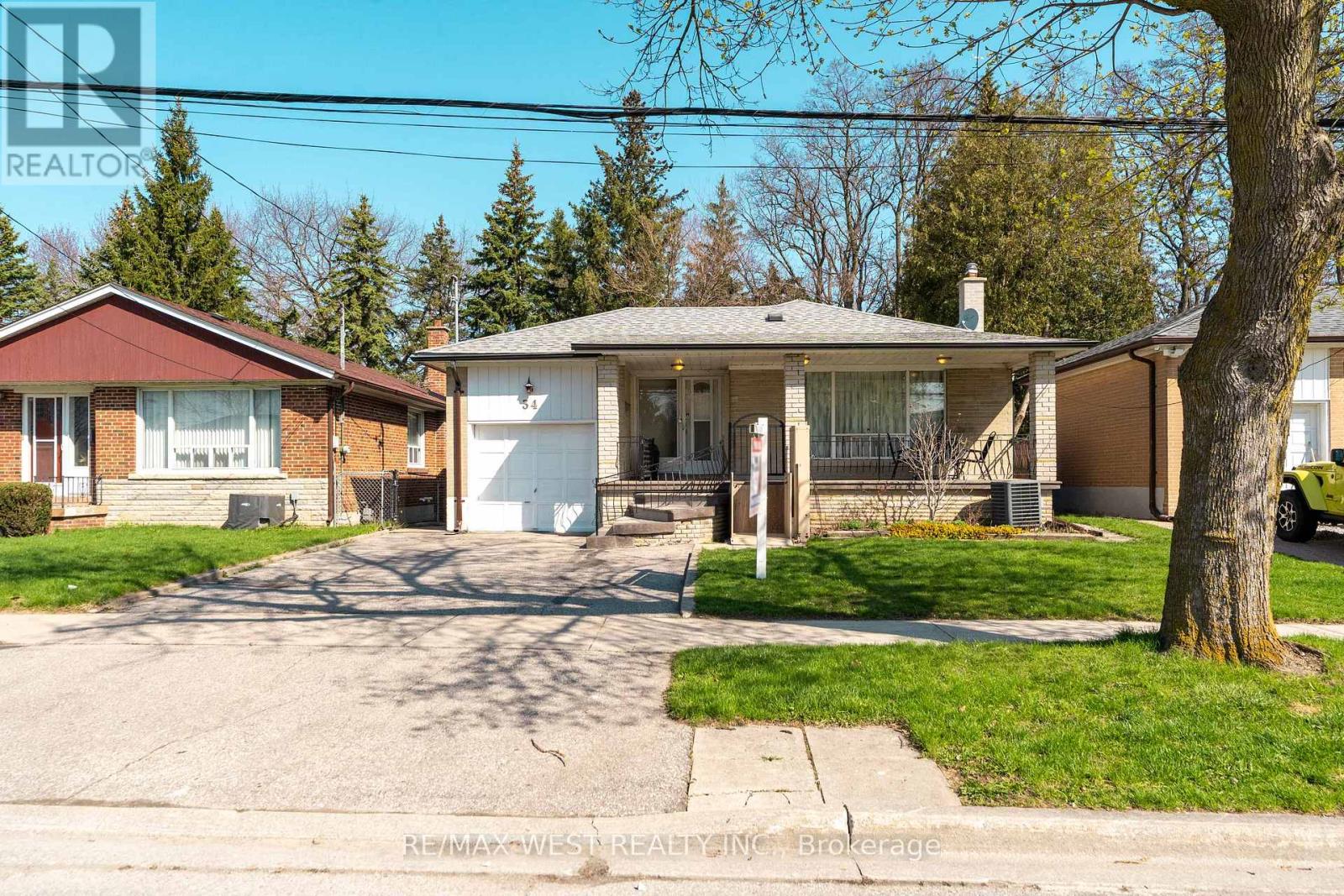 <div class="slider-price">$899,000</div><p>34 Barkwin Drive, Toronto, Ontario</p>
