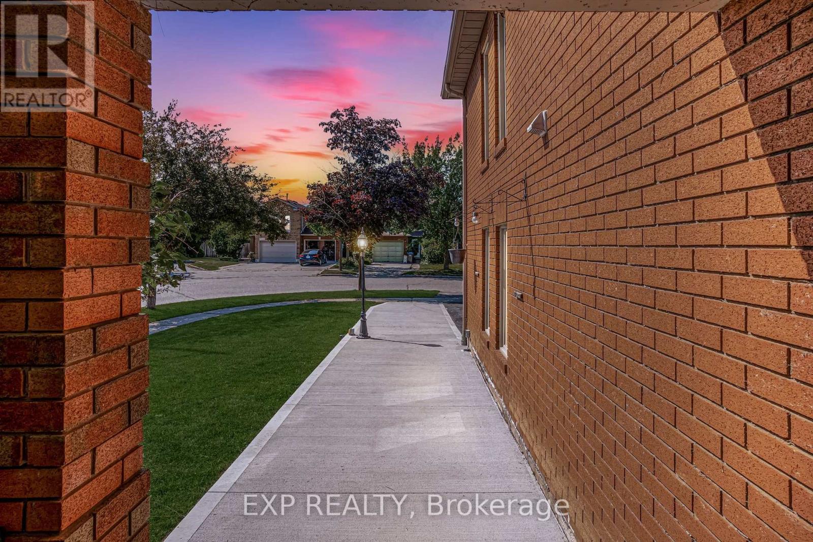 3283 Bobwhite Mews, Mississauga, Ontario  L5N 6G1 - Photo 3 - W13035798