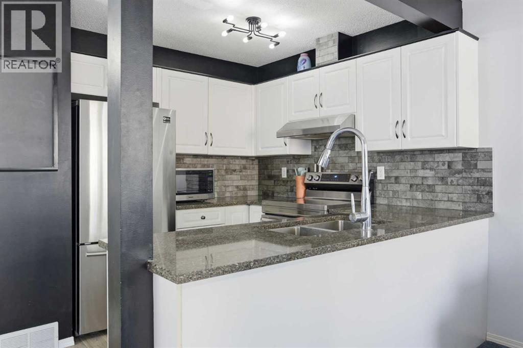 43 Everstone Place SW, Calgary, Alberta  T2Y 4H7 - Photo 4 - A2301730