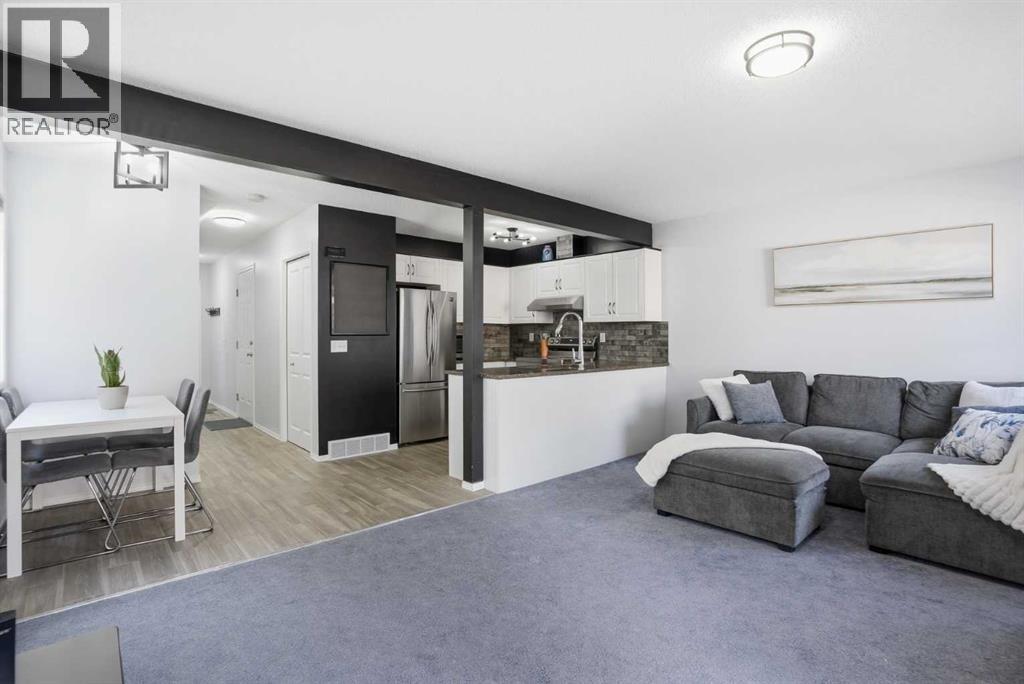 43 Everstone Place SW, Calgary, Alberta  T2Y 4H7 - Photo 9 - A2301730