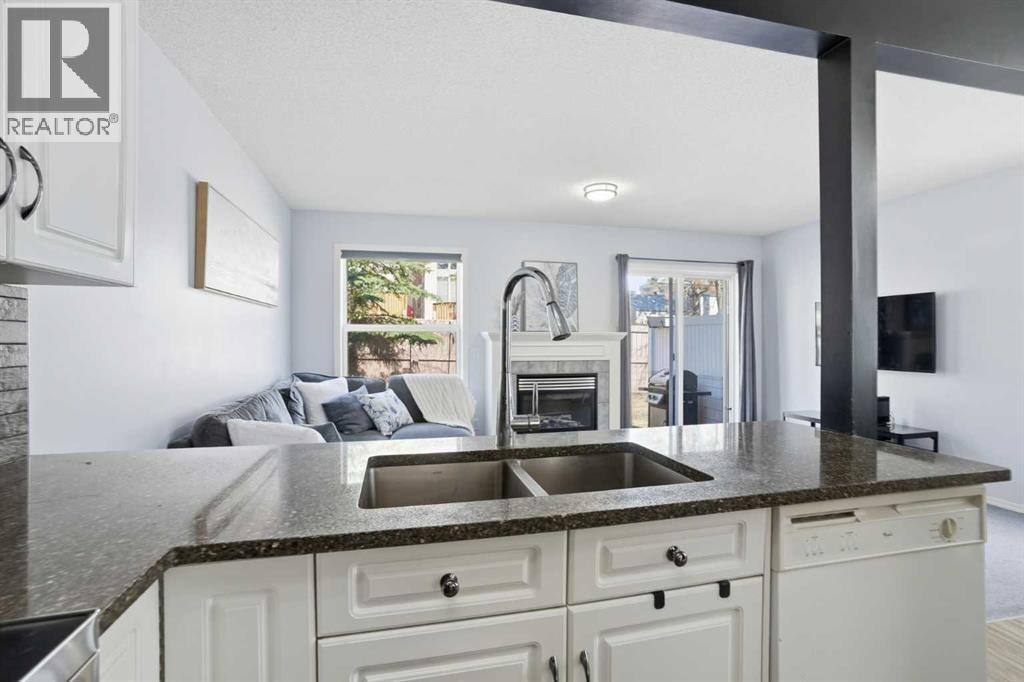 43 Everstone Place SW, Calgary, Alberta  T2Y 4H7 - Photo 5 - A2301730