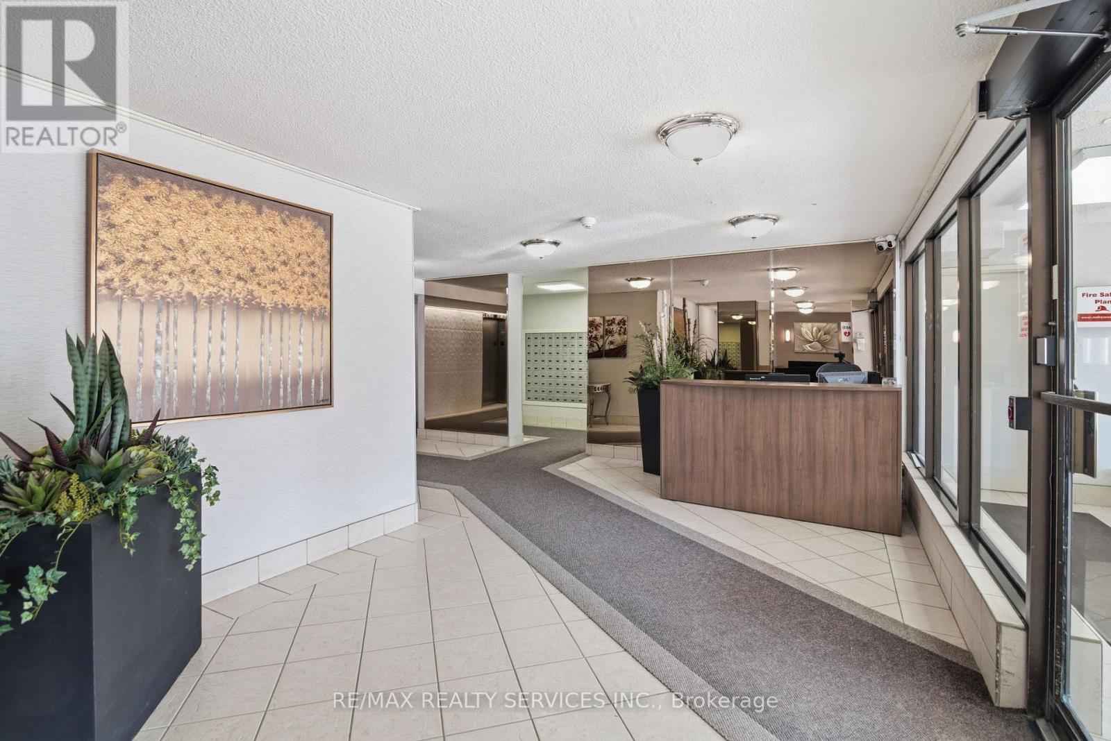 304 - 18 Knightsbridge Road, Brampton, Ontario  L6T 3X5 - Photo 3 - W12997272