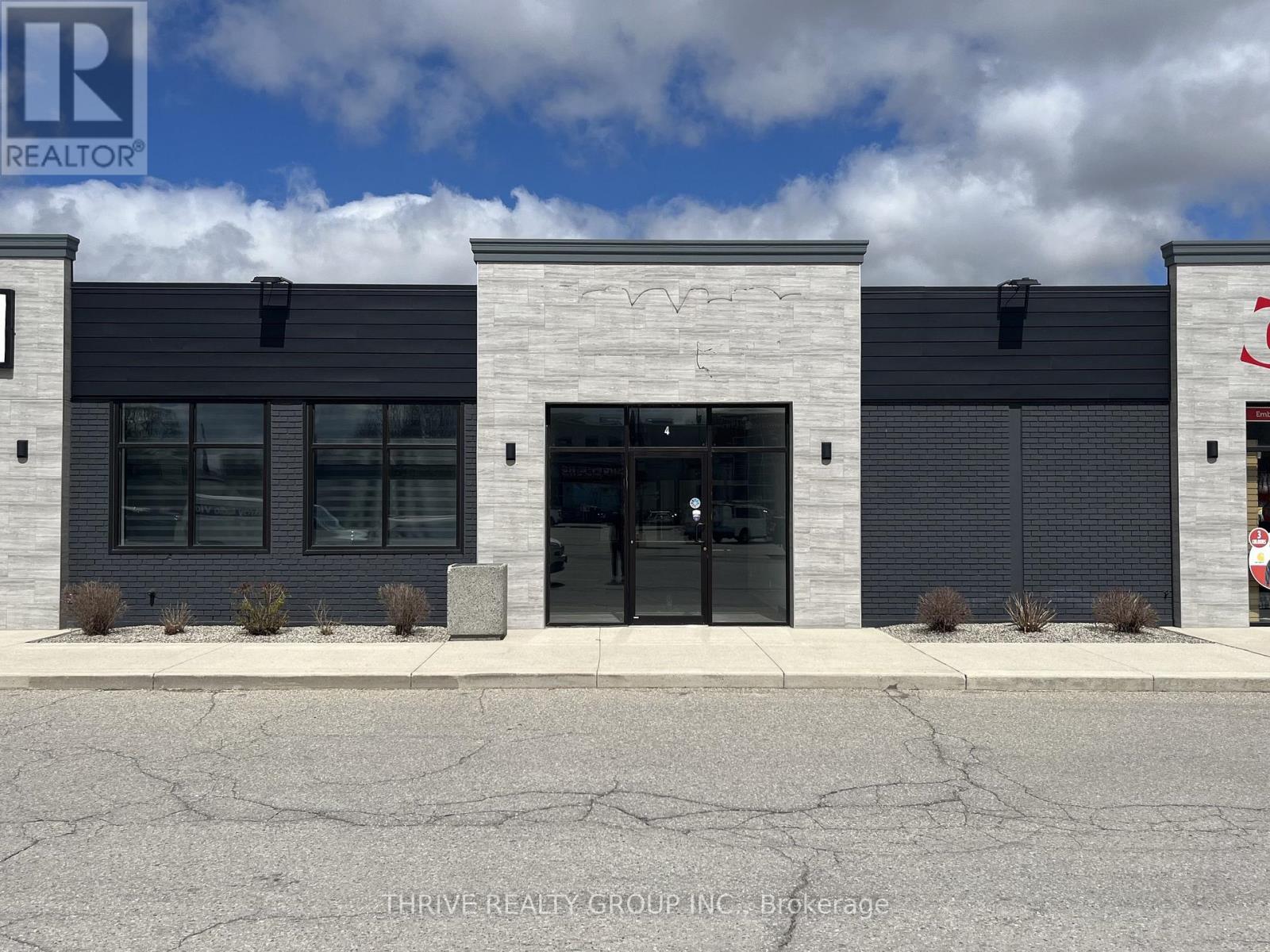 4 - 51 Front Street E, Strathroy-Caradoc, Ontario  N7G 1Y5 - Photo 2 - X13036100