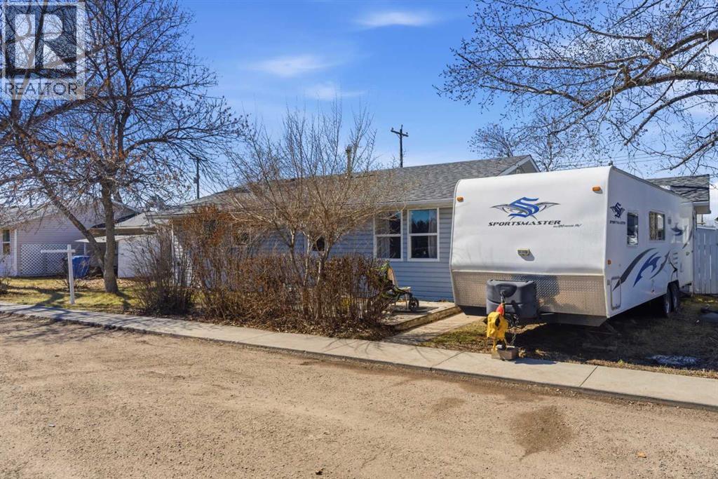 33 7 Avenue NE, Three Hills, Alberta  T0M 2N0 - Photo 2 - A2304509