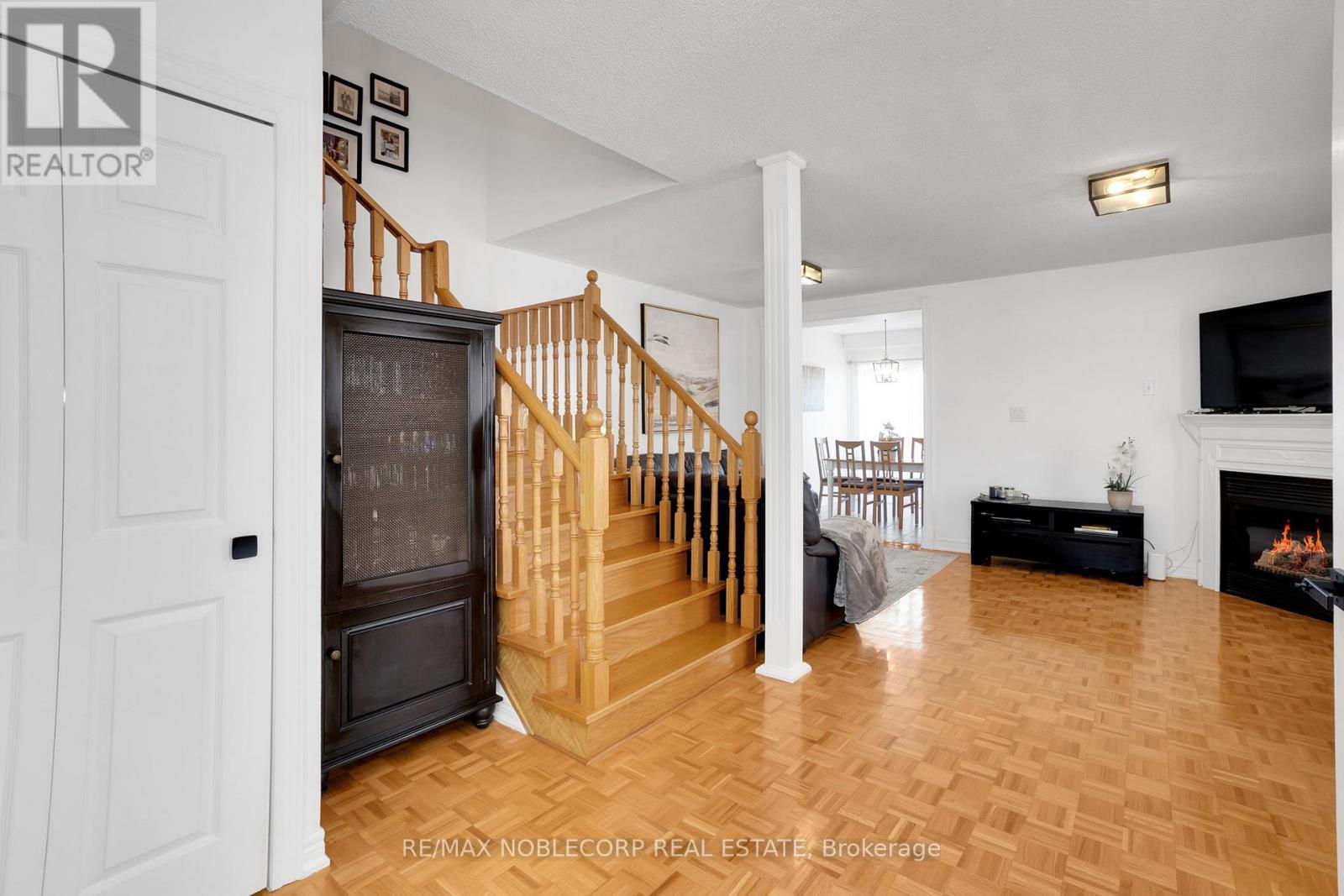 239 Royal Appian Crescent, Vaughan, Ontario  L4K 5L3 - Photo 6 - N13036136