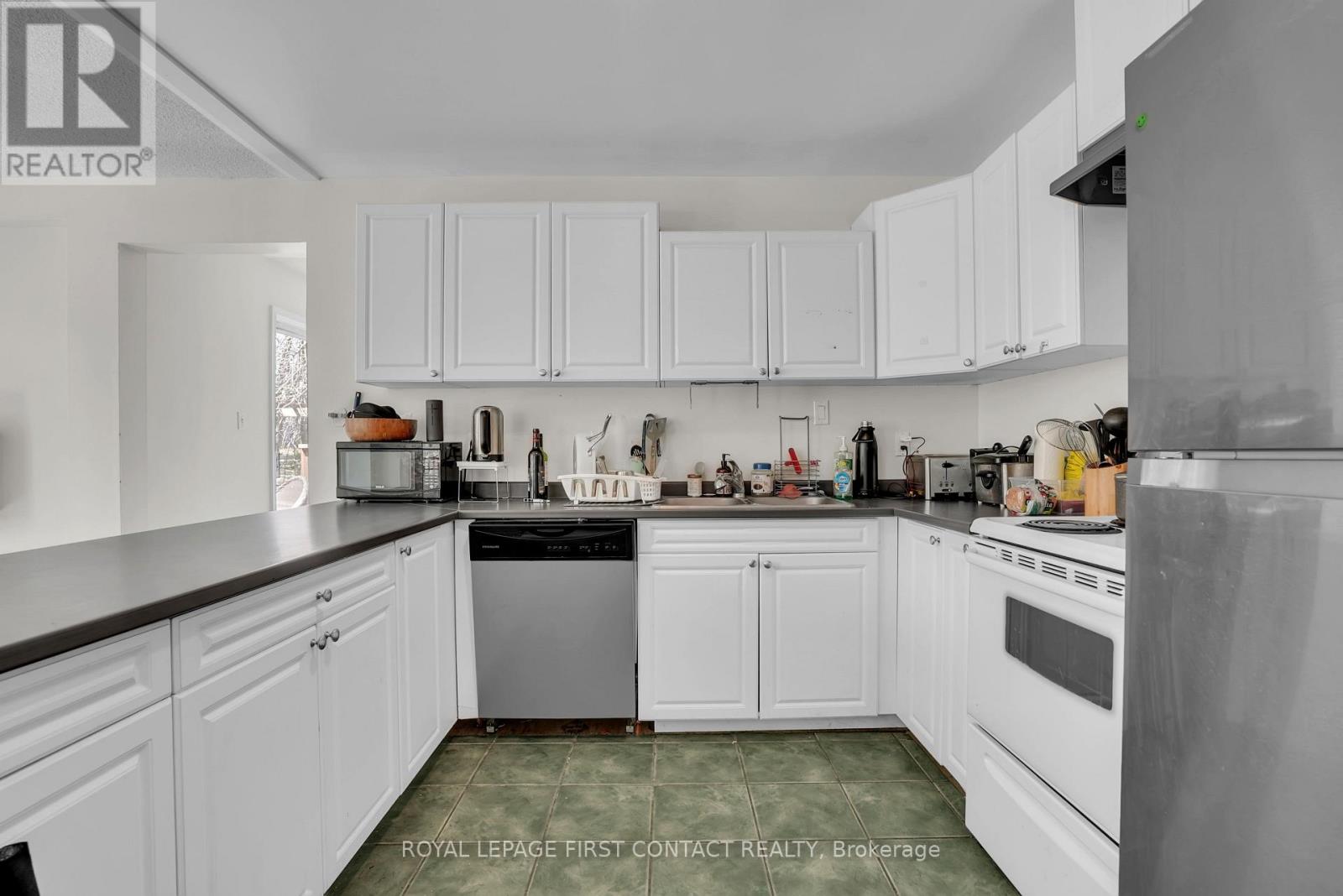 9 Little Lake Drive, Barrie, Ontario  L4M 7B9 - Photo 11 - S13036046