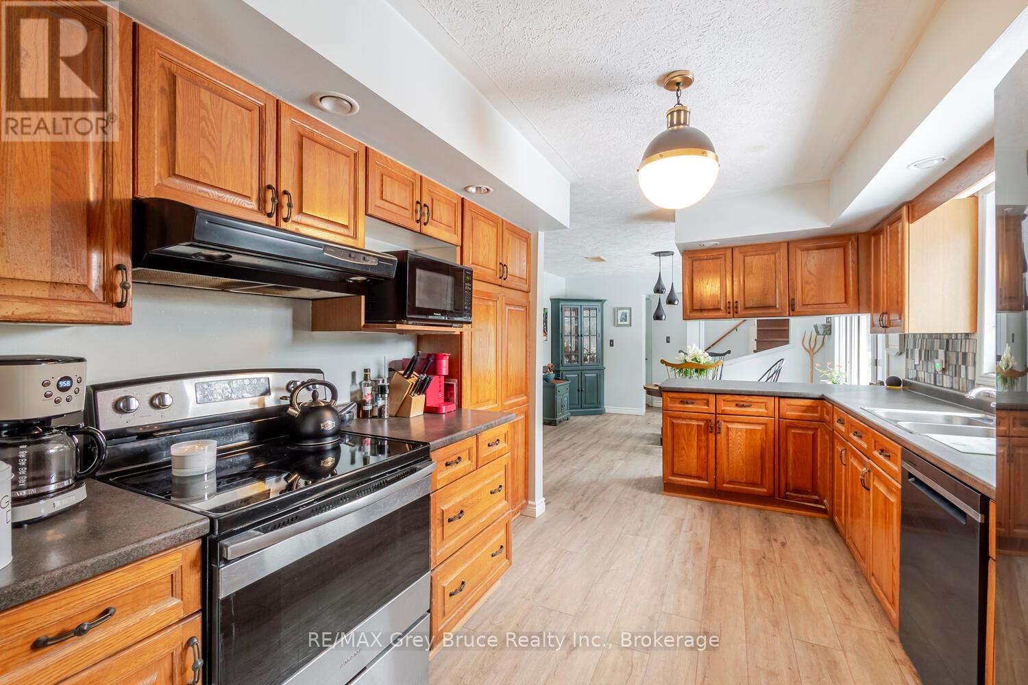 6 Kirkland Place, South Bruce Peninsula, Ontario  N0H 2G0 - Photo 10 - X12909674