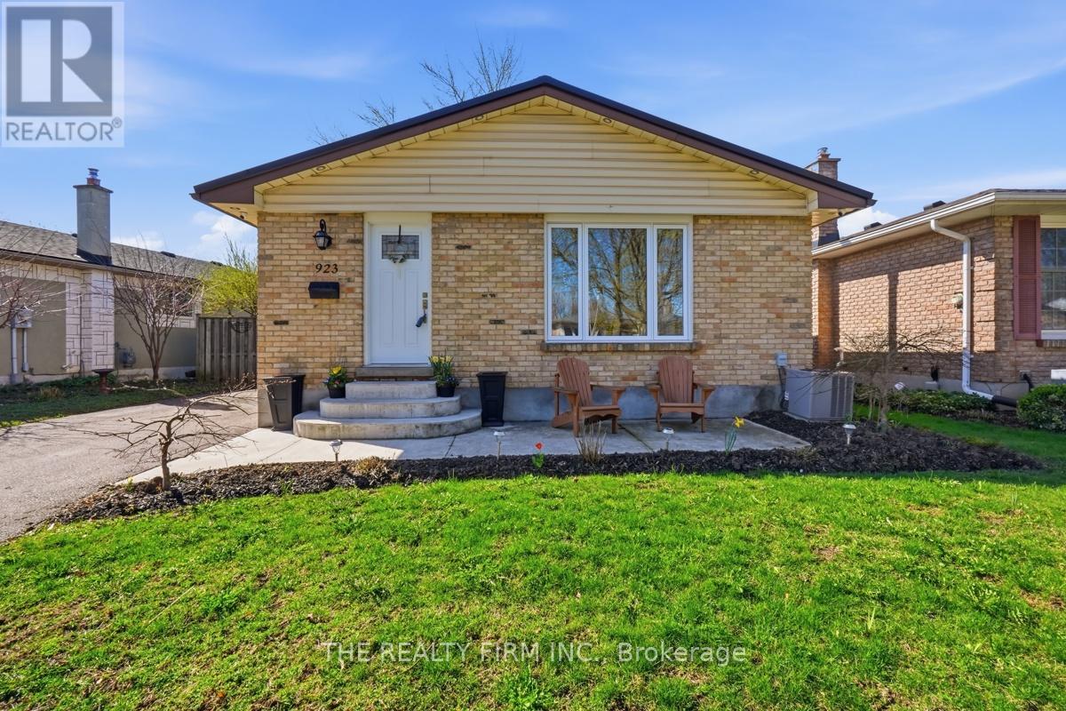 923 Willow Lane, London South, Ontario  N6E 1H4 - Photo 2 - X13036274