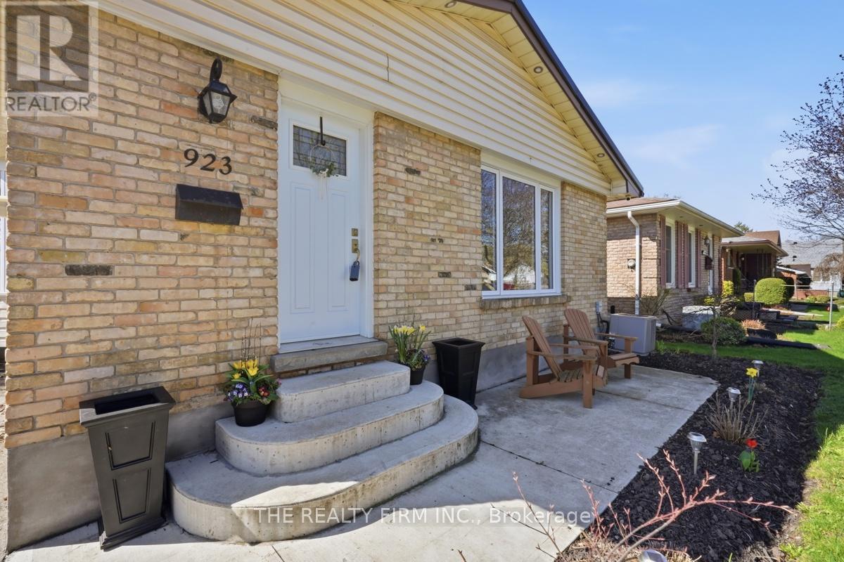 923 Willow Lane, London South, Ontario  N6E 1H4 - Photo 3 - X13036274