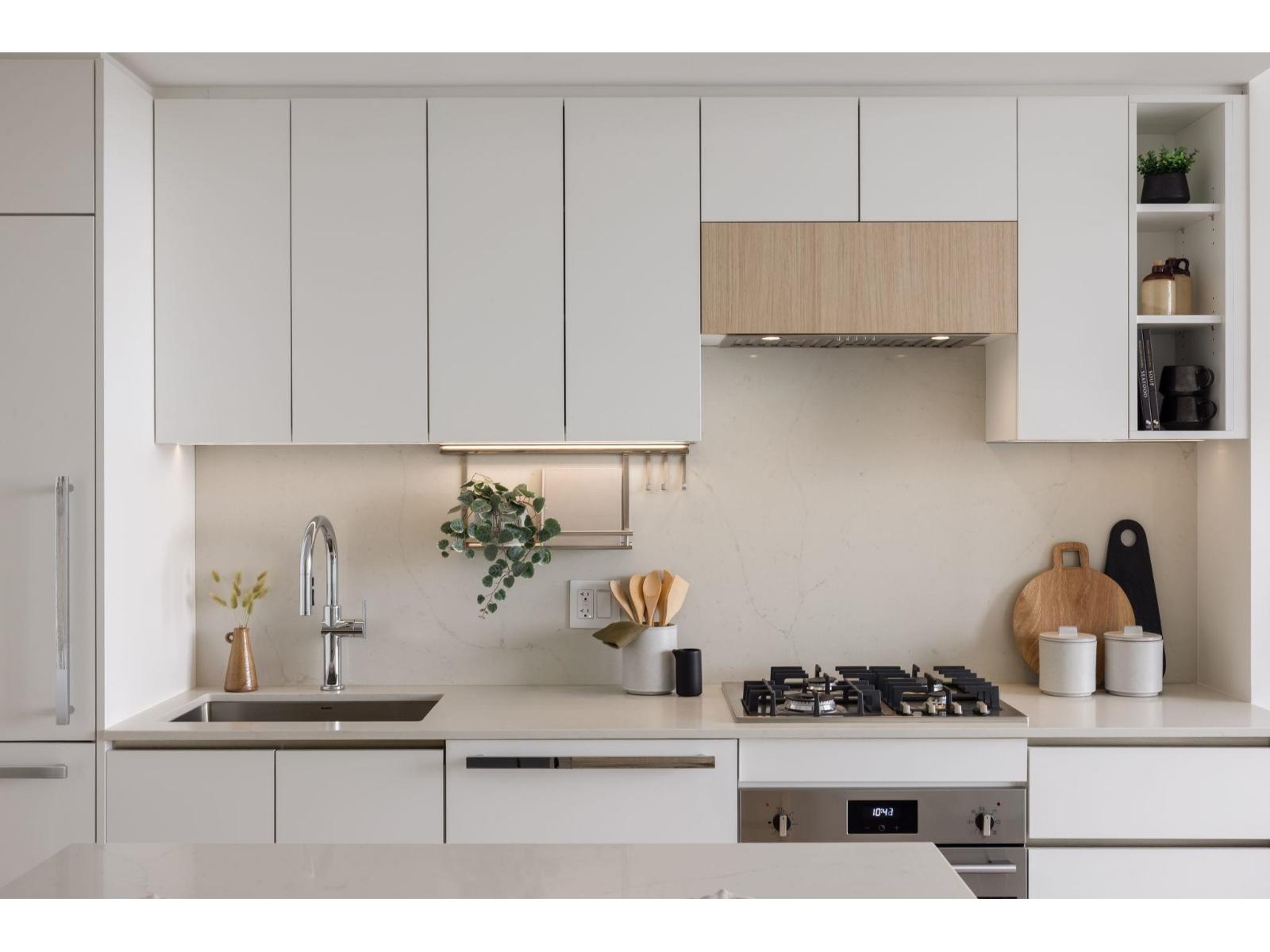 2305 13573 98a Avenue, Surrey, British Columbia  V3T 0X1 - Photo 3 - R3115110