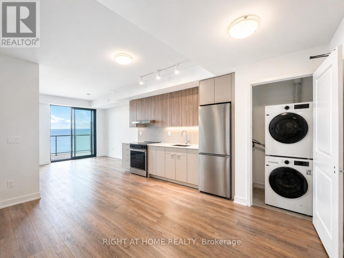 1107 - 2075 Lakeshore Road, Burlington, Ontario  L7R 0H3 - Photo 2 - W13036244