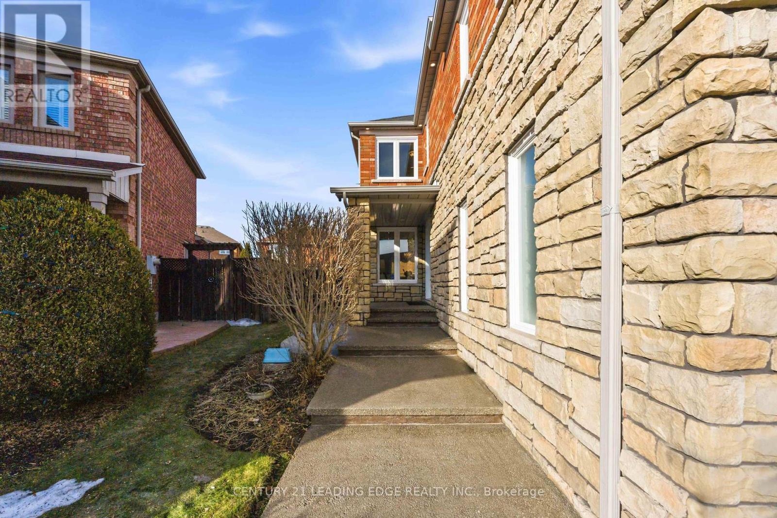 3295 Coralbean Place, Mississauga, Ontario  L5N 6X8 - Photo 2 - W13036264