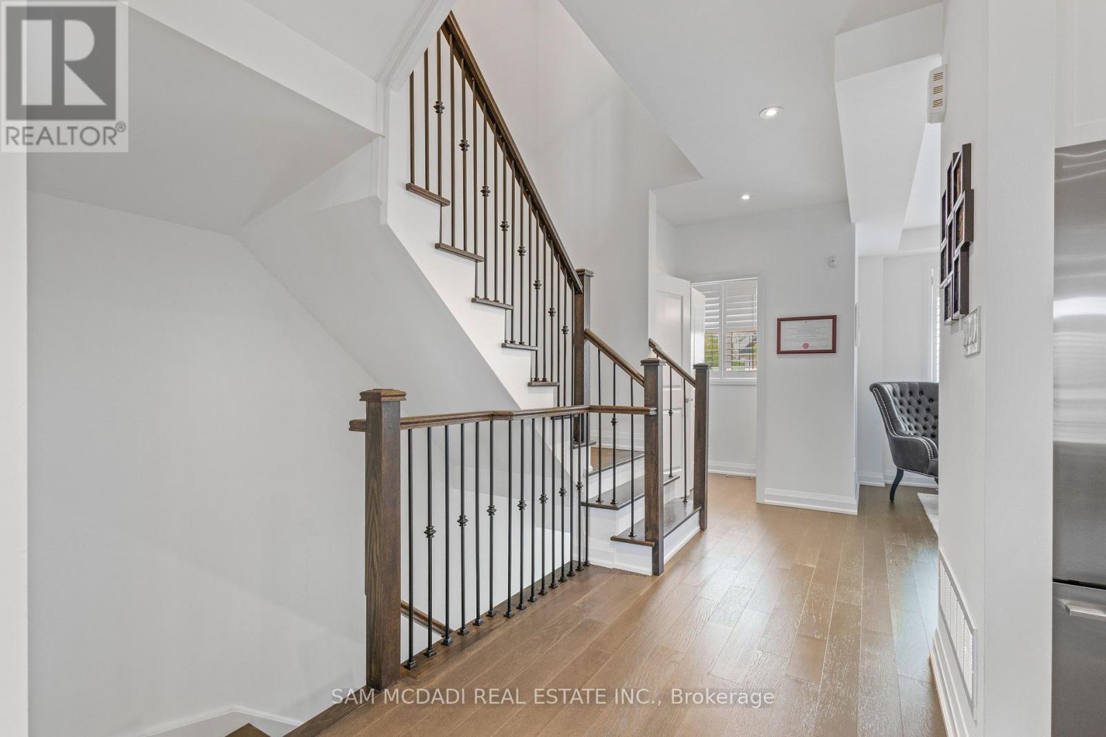 1067 Shaw Drive, Mississauga, Ontario  L5G 3Z3 - Photo 3 - W13036416