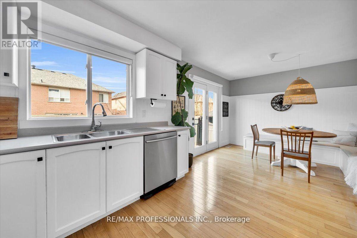 514 Thelma Street, Burlington, Ontario  L7L 6W8 - Photo 9 - W13036436