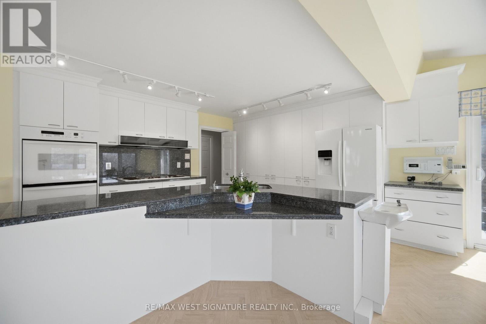 126 Curtis Crescent, King, Ontario  L7B 1C2 - Photo 10 - N13031986