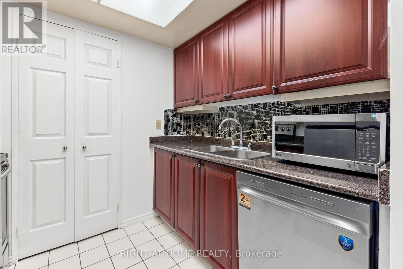 508 - 265 Enfield Place, Mississauga, Ontario  L5B 3Y7 - Photo 11 - W12983436