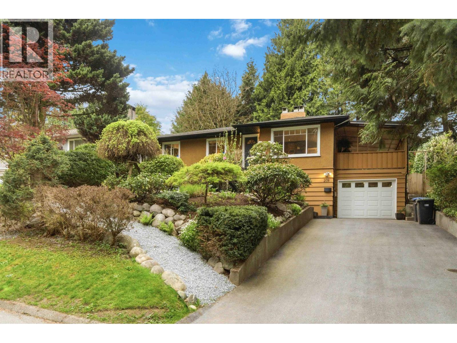 209 Clearview Drive, Port Moody, British Columbia  V3H 2S7 - Photo 2 - R3115074