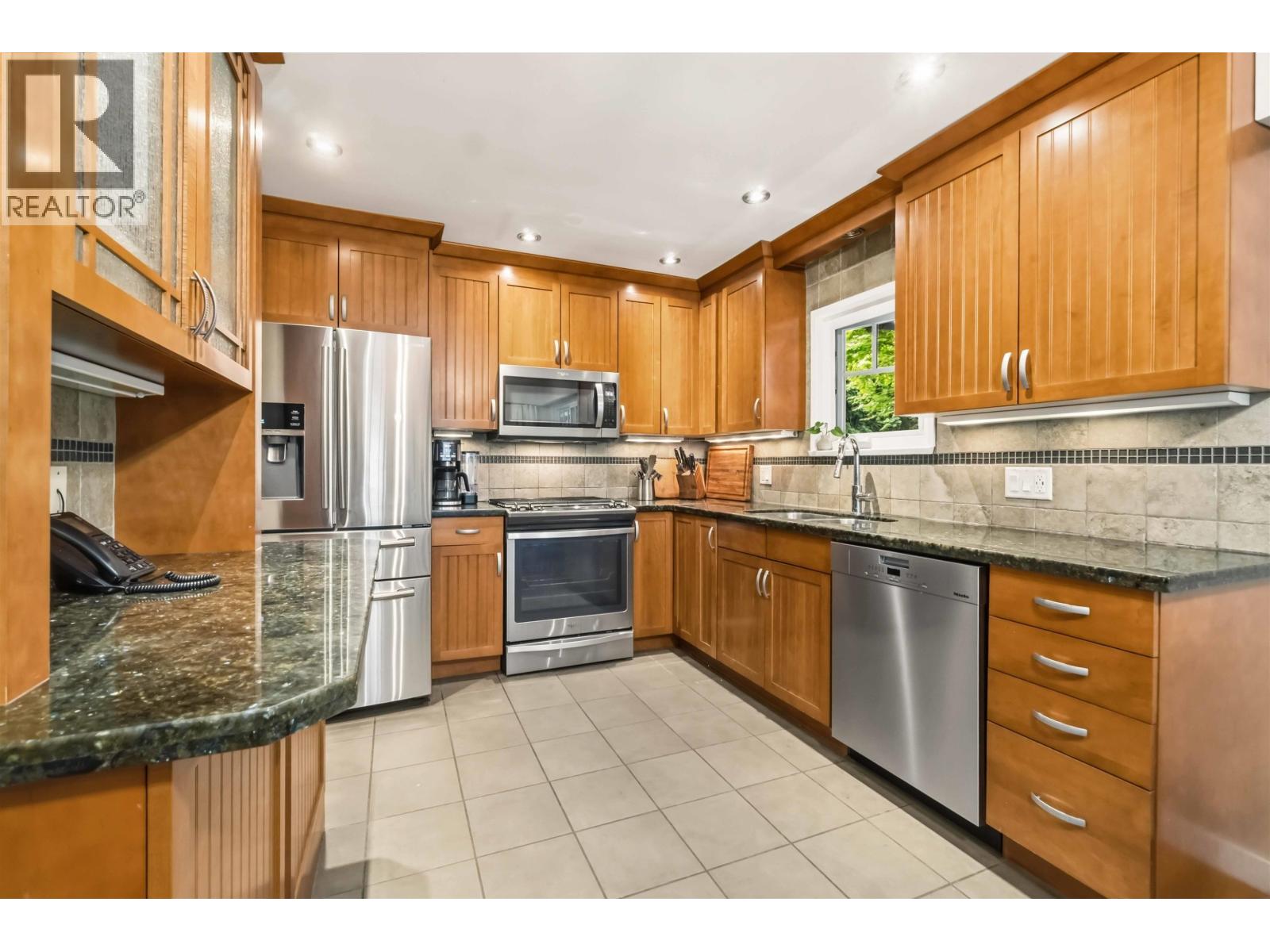 209 Clearview Drive, Port Moody, British Columbia  V3H 2S7 - Photo 8 - R3115074