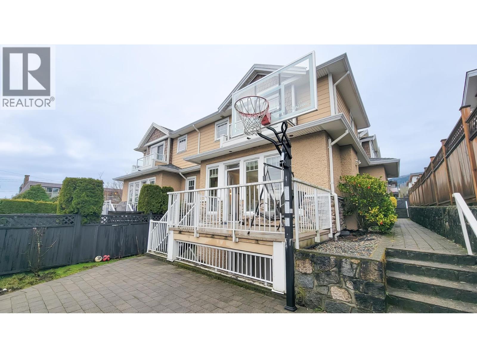 203 E 18th Street, North Vancouver, British Columbia  V7L 2X7 - Photo 2 - R3112646