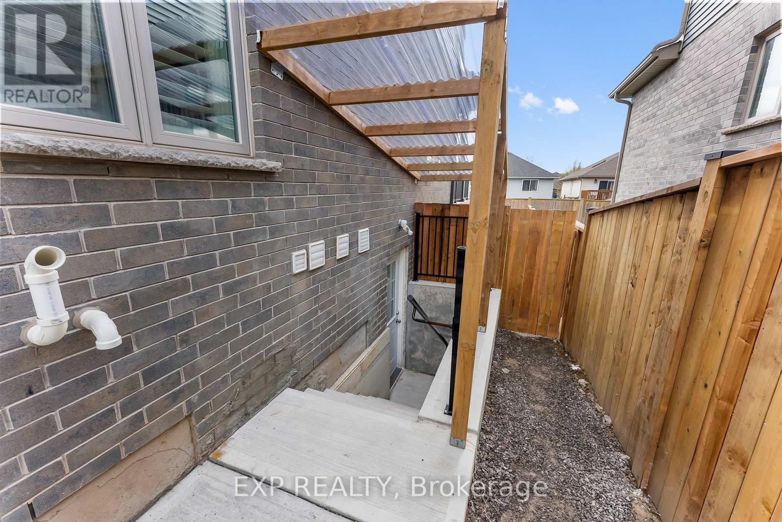 Lower - 13 Hopkins Street, Thorold, Ontario  L2V 0E9 - Photo 2 - X13036606