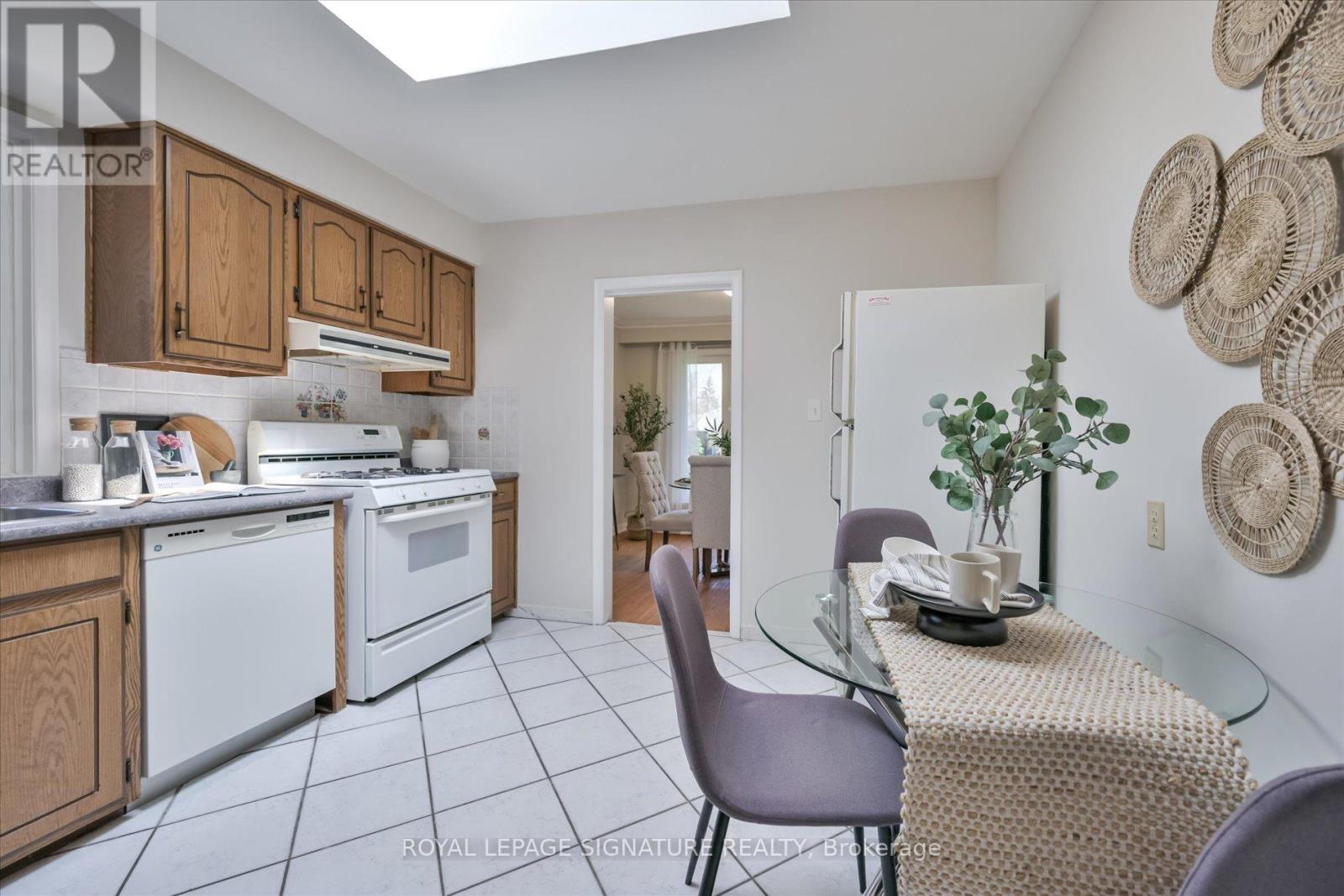 10 Gretna Avenue, Toronto, Ontario  M4A 2H4 - Photo 9 - C13036538