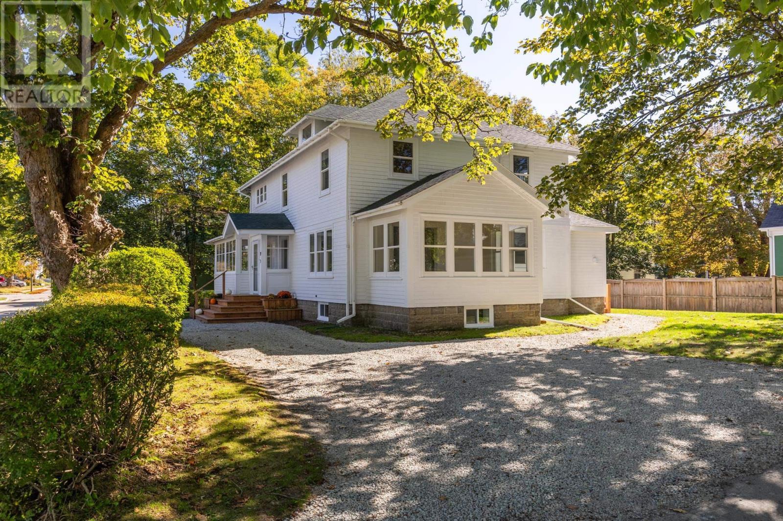 19 Cumberland Street, Yarmouth, Nova Scotia  B5A 5K4 - Photo 2 - 202608384