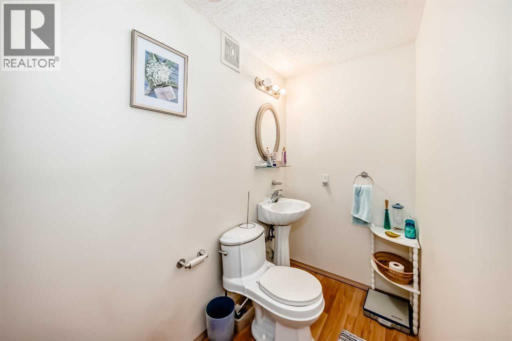 193 Somerset Drive Sw, Calgary, Alberta  T2Y 3K2 - Photo 13 - A2302301