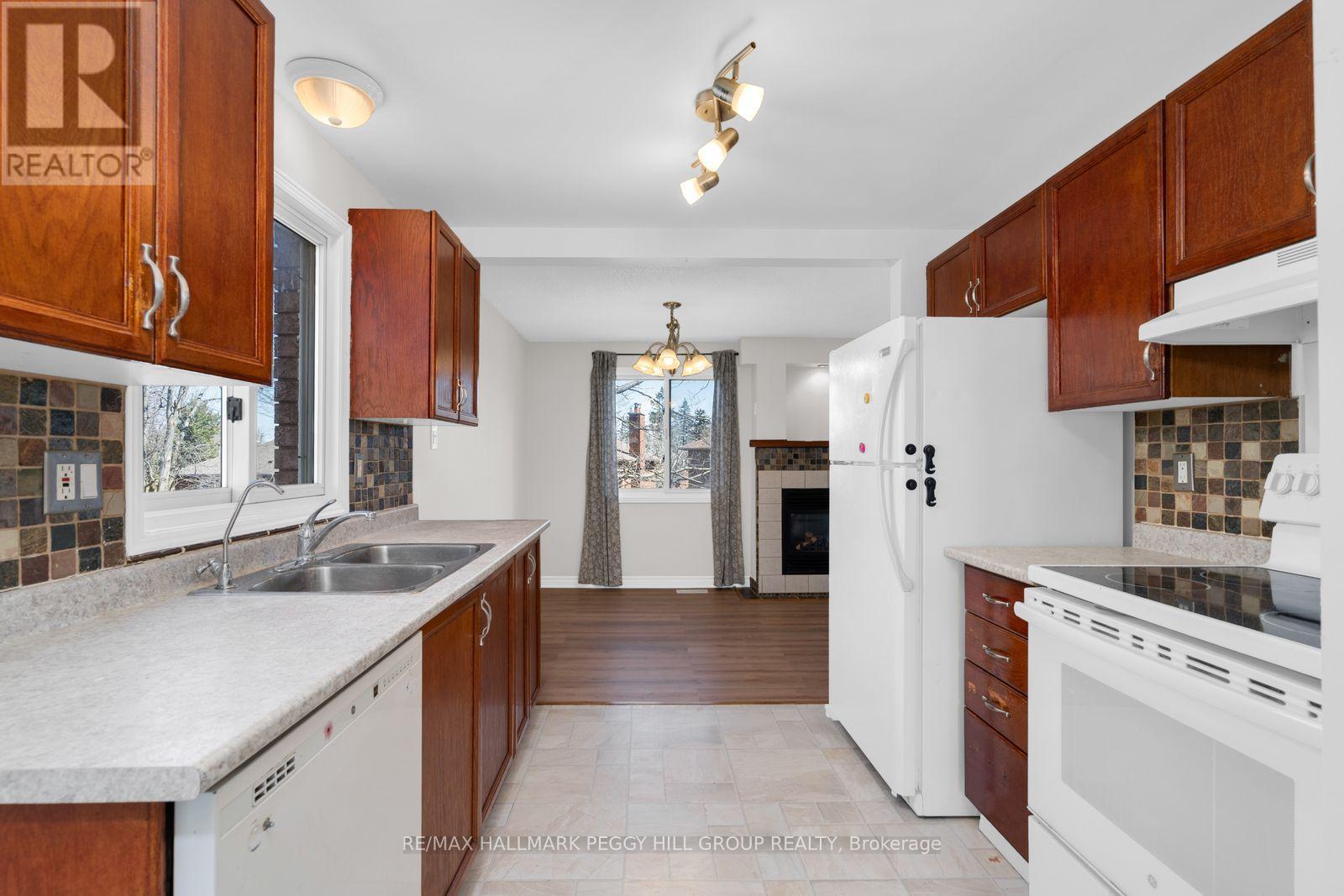 24 Geddes Crescent, Barrie (Northwest), Ontario  L4N 7B2 - Photo 4 - S13036554