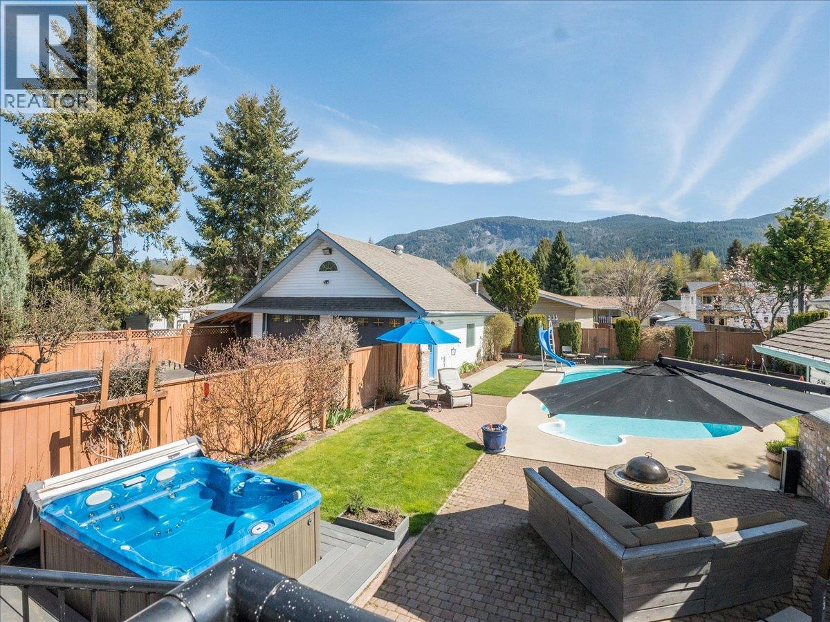 1063 Bridgeview Crescent, Castlegar, British Columbia  V1N 3H7 - Photo 6 - 10384172