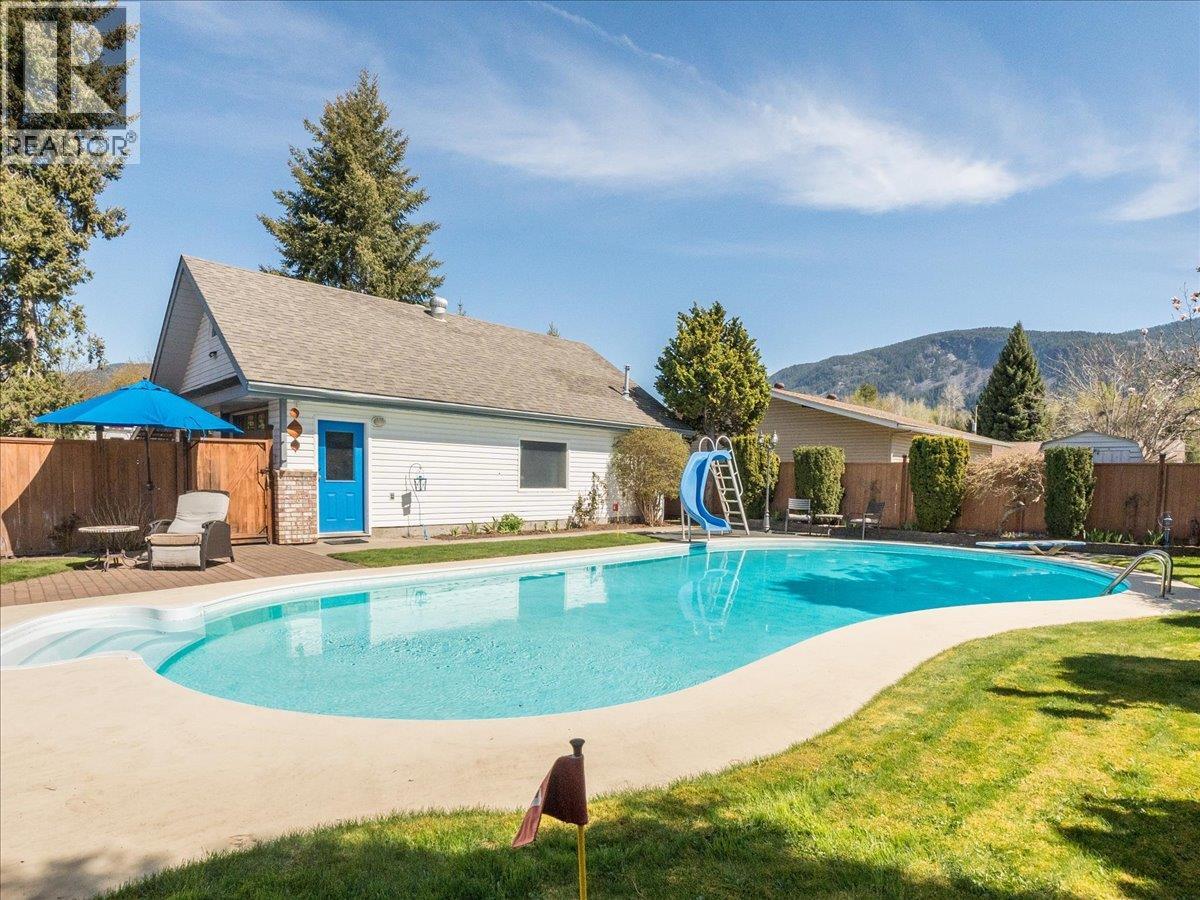 1063 Bridgeview Crescent, Castlegar, British Columbia  V1N 3H7 - Photo 7 - 10384172