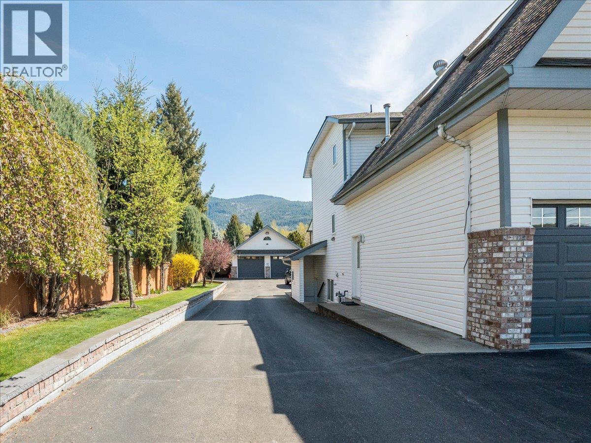 1063 Bridgeview Crescent, Castlegar, British Columbia  V1N 3H7 - Photo 81 - 10384172