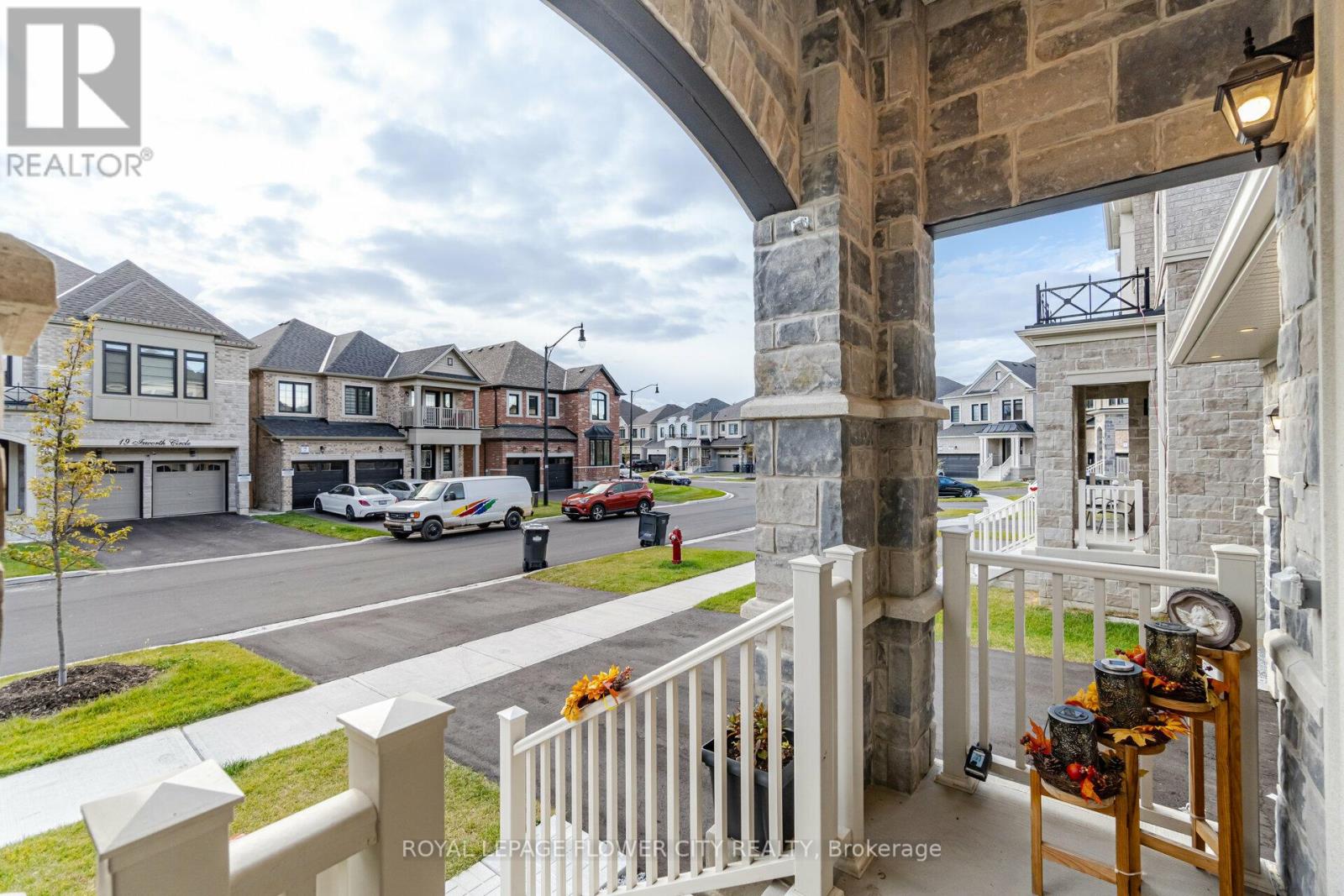 8 Ixworth Circle, Brampton, Ontario  L6Y 6J8 - Photo 4 - W13036512