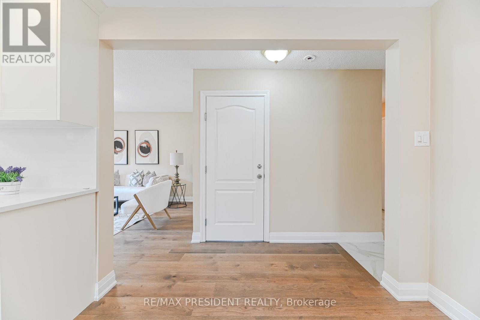 4 Lawnview Court, Brampton, Ontario  L7G 1T4 - Photo 12 - W13036568