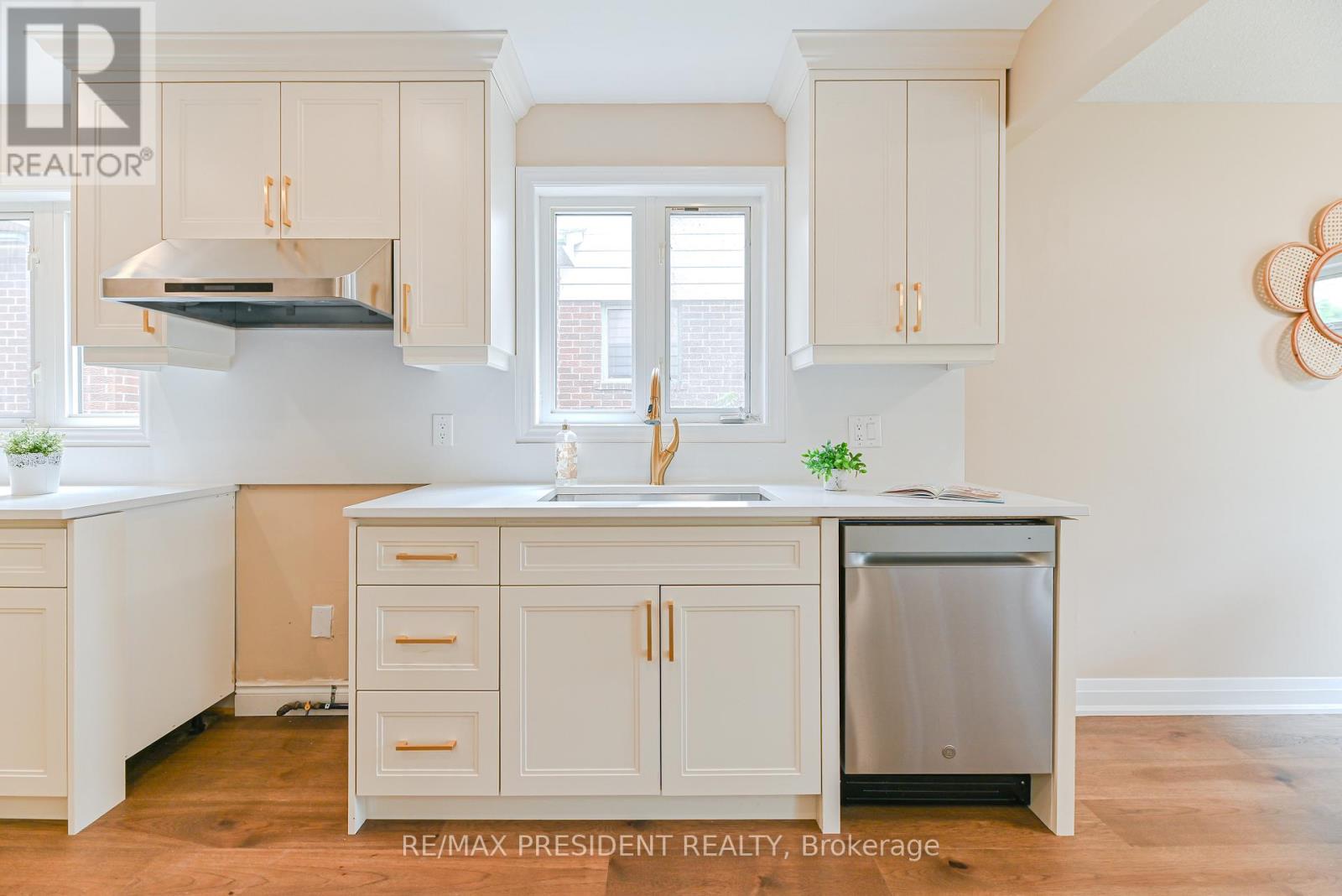 4 Lawnview Court, Brampton, Ontario  L7G 1T4 - Photo 6 - W13036568