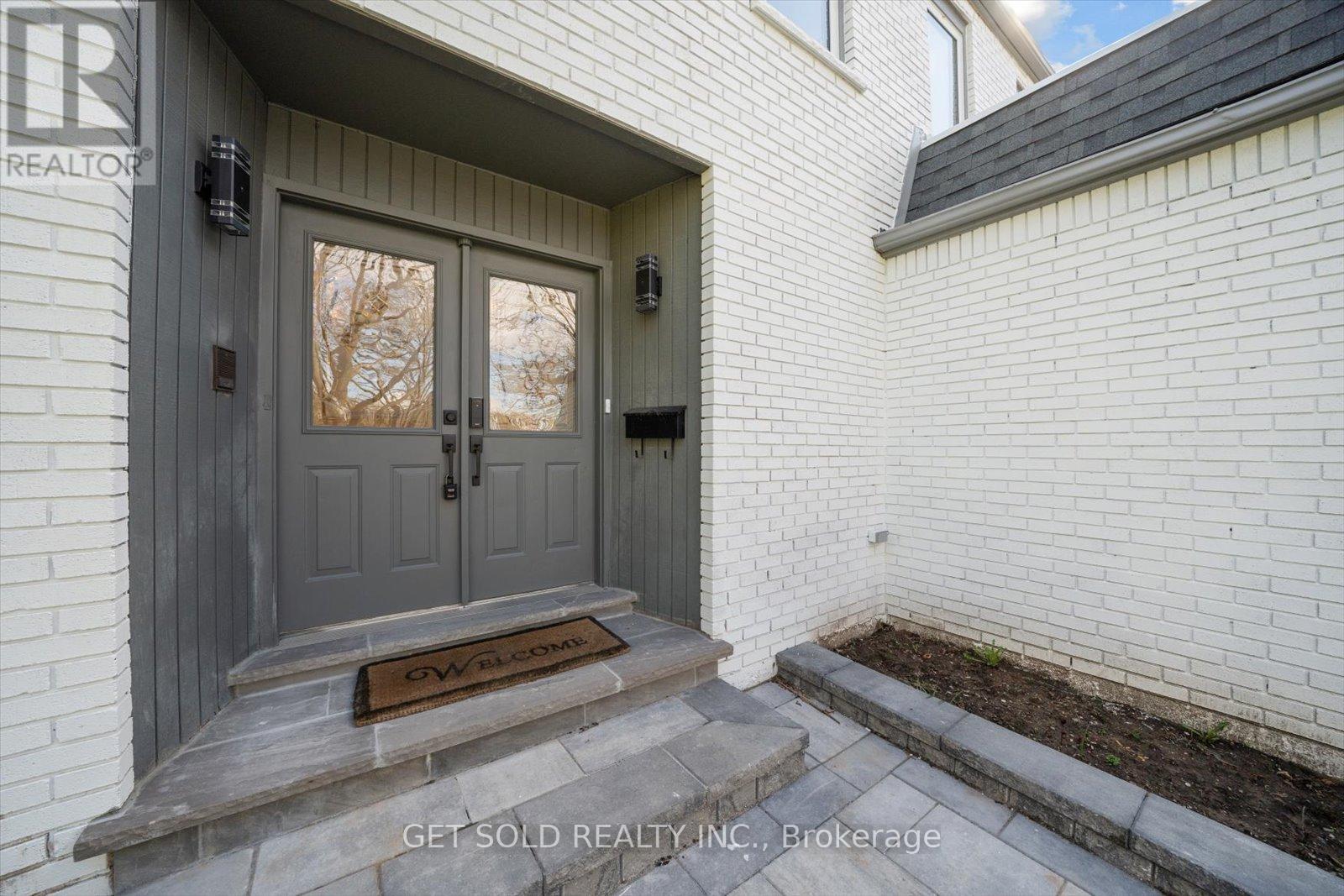 1768 Sherwood Forrest Circle, Mississauga, Ontario  L5K 2H6 - Photo 2 - W13036578