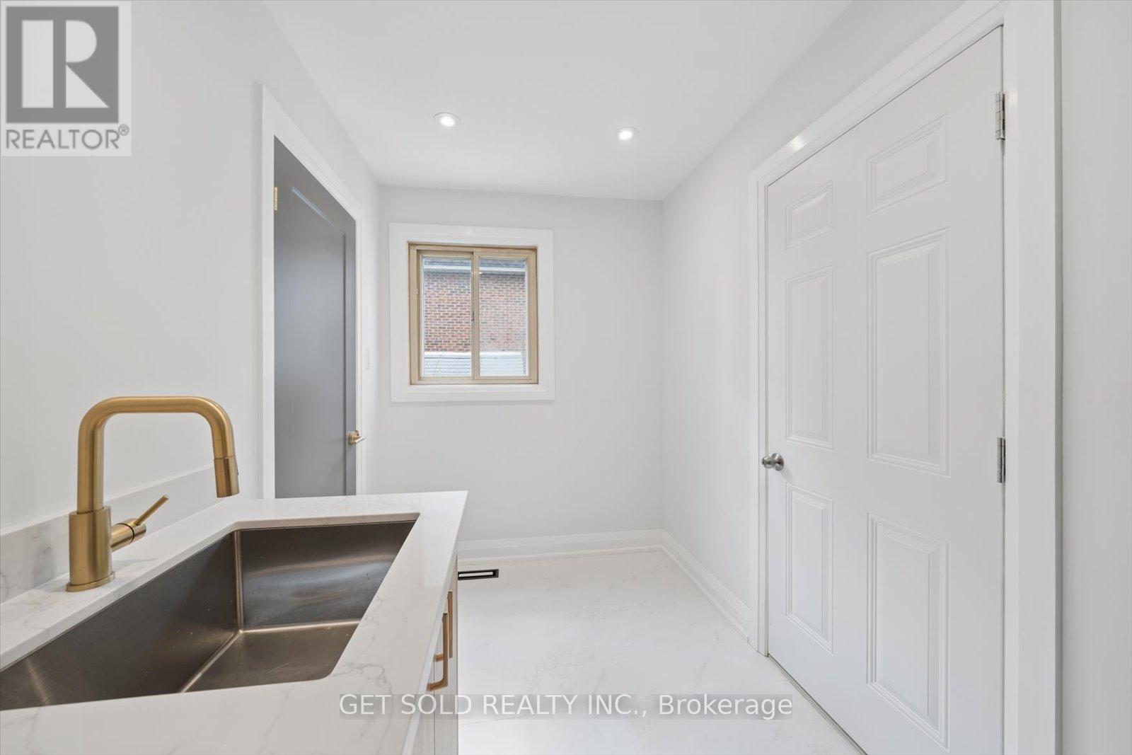 1768 Sherwood Forrest Circle, Mississauga, Ontario  L5K 2H6 - Photo 23 - W13036578