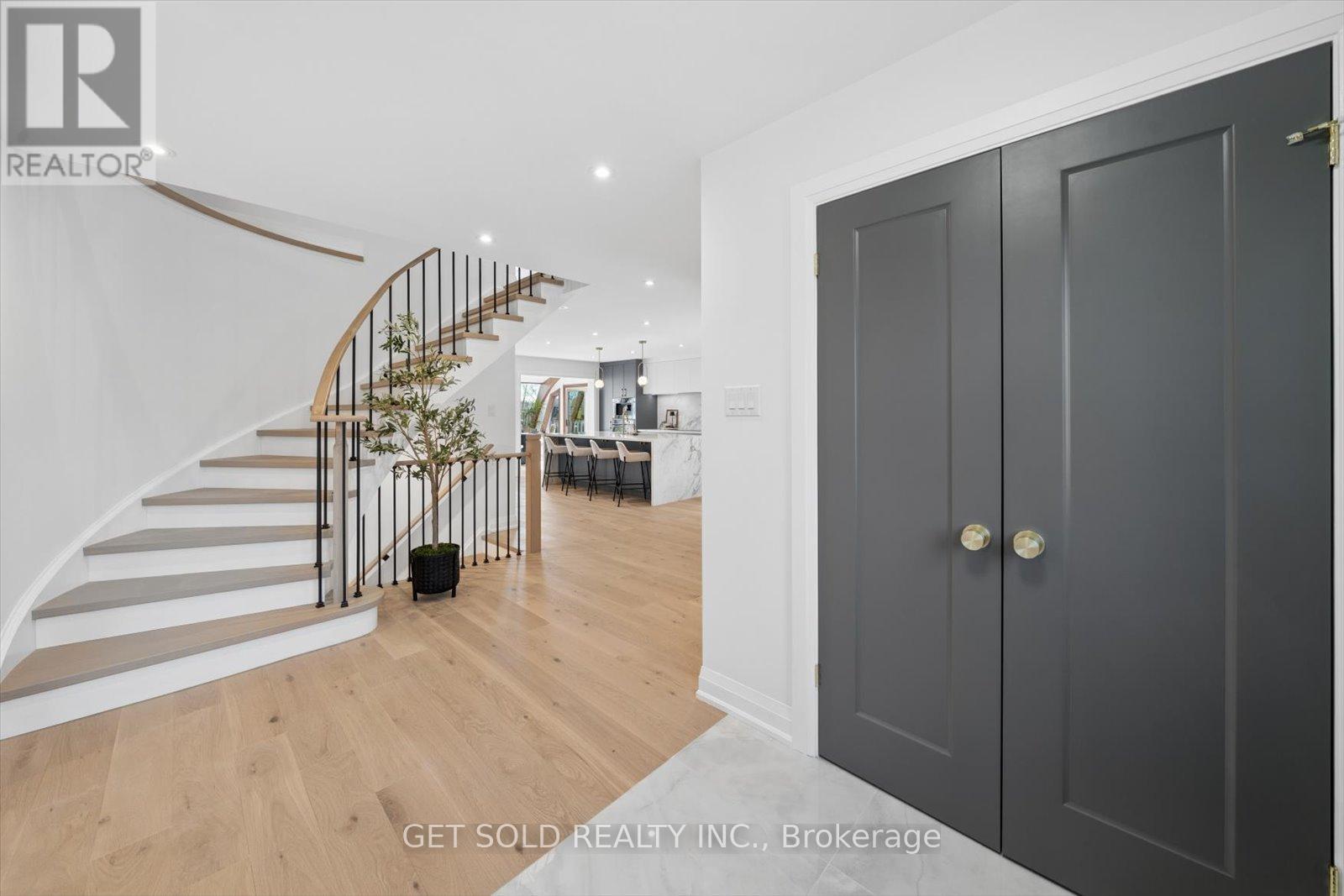 1768 Sherwood Forrest Circle, Mississauga, Ontario  L5K 2H6 - Photo 3 - W13036578