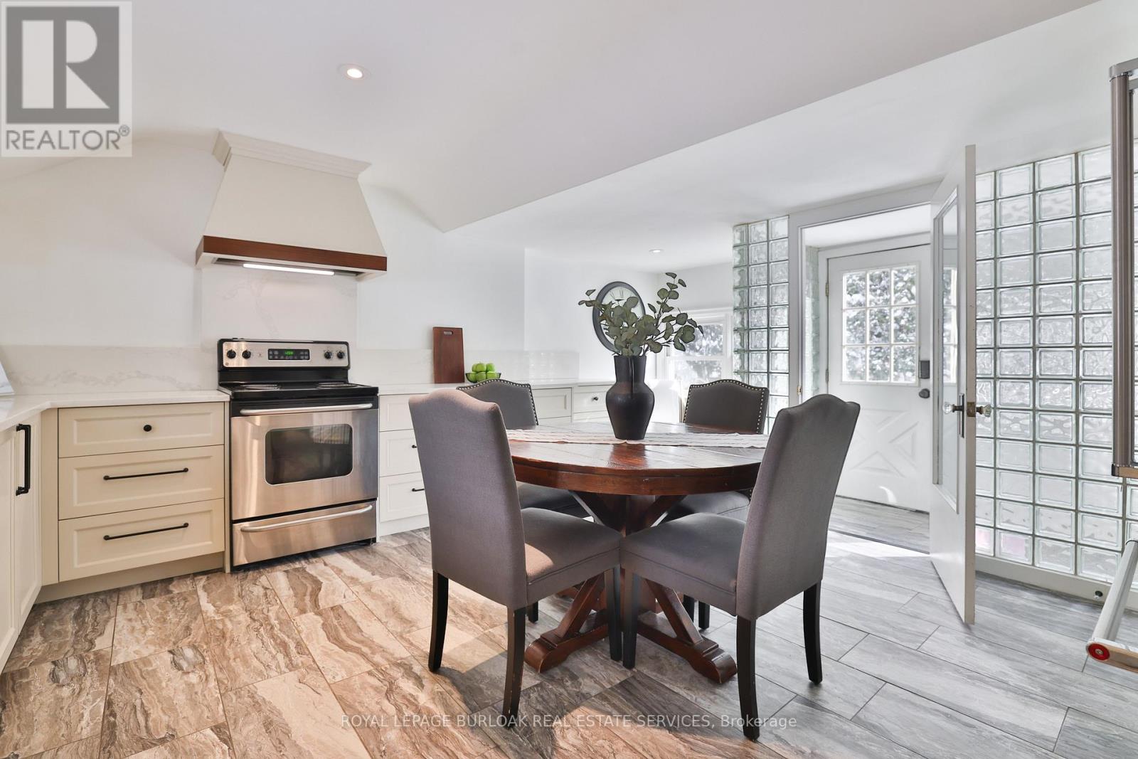 455 Nelson Avenue, Burlington, Ontario  L7S 1N3 - Photo 4 - W12828444