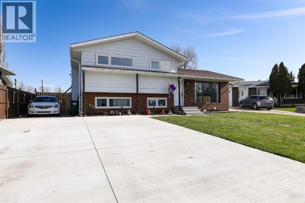 97 Laval Court W, Lethbridge, Alberta  T1K 4G2 - Photo 2 - A2304386