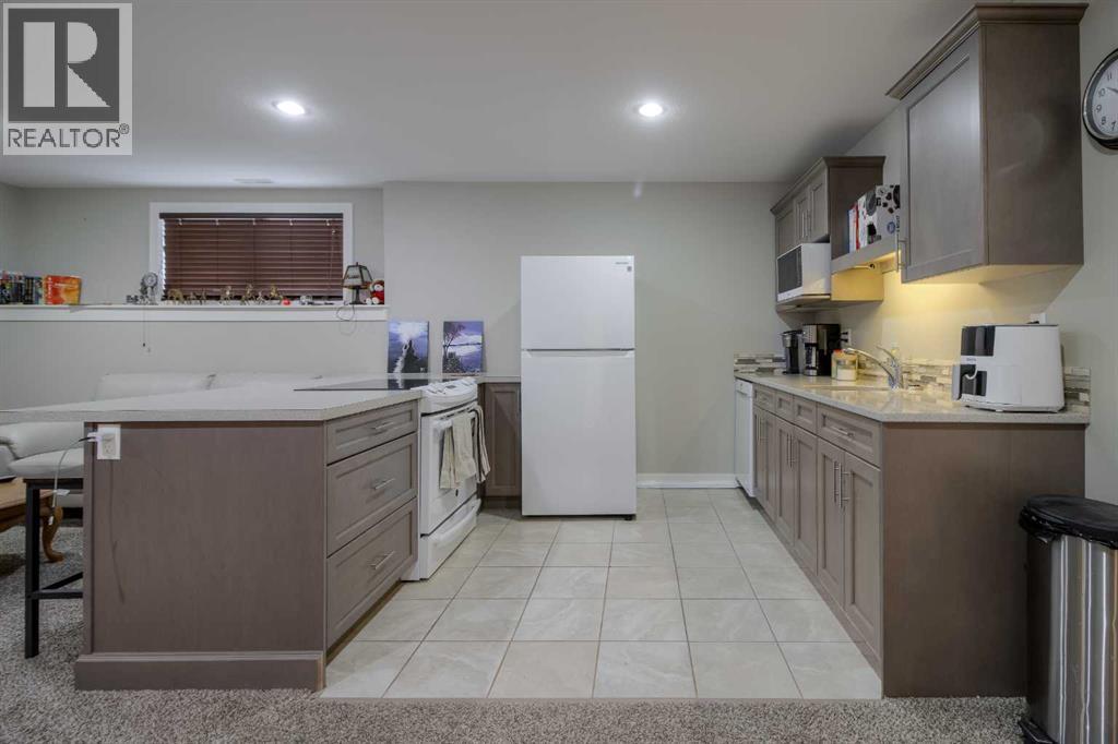 541 Aquitania Boulevard W, Lethbridge, Alberta  T1J 5G7 - Photo 41 - A2272884