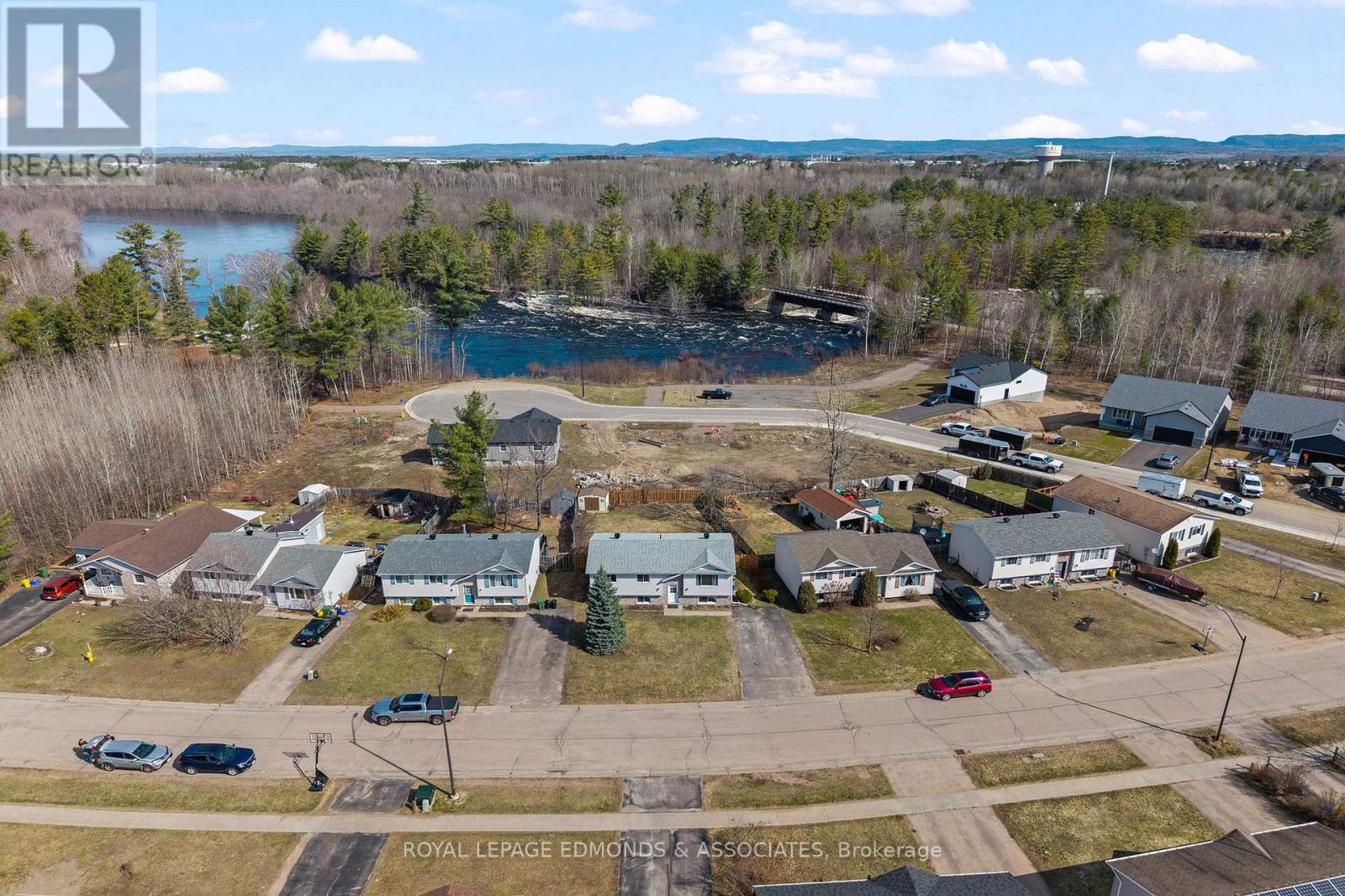 8 Gerald Avenue, Petawawa, Ontario  K8H 2Y3 - Photo 2 - X13036814